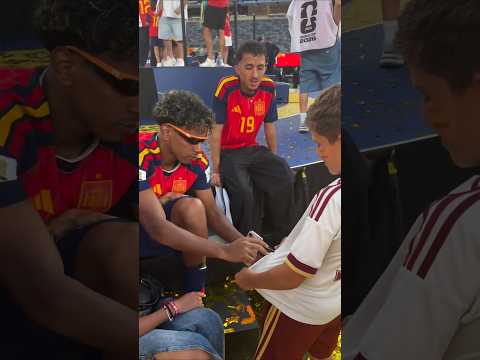 Lamine una foto y una firma? 🇪🇸❤️💛❤️ #fifaworldcup #yamal #LamineYamal #spain