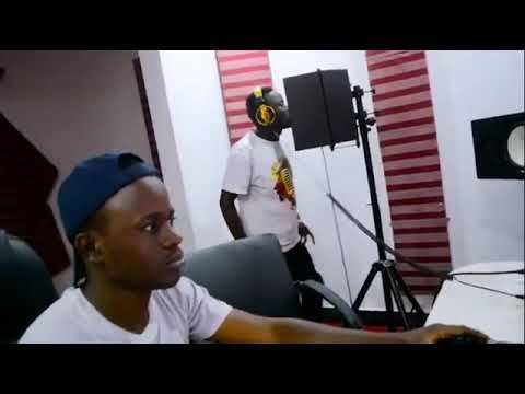 Hans babalao akiwa studio