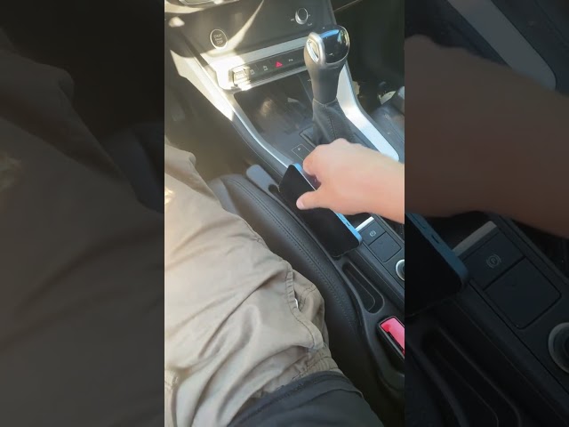 Vídeo relacionado con HADAVAKA 2 Pc Multifunctional Car Seat Gap Filler, Universal Gap Filler Pad with Phone Holder, Seat Clip Seam Leak Stopper Storage Strip Interior Accessories, For Car SUV Truck Seat (Beige)