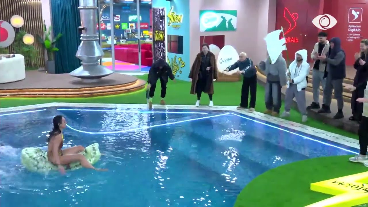 Egli realizon sfidën pas tentativës së tretë, banorët brohorasin njëzëri: Selita