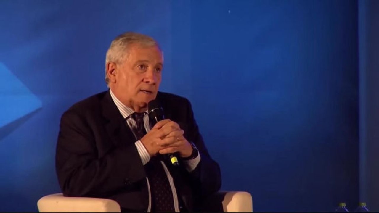 Tajani: Meglio sposare donna con gonna più lunga, meno appariscente ma più affidabile