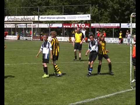 SV Schalkhaar E2 in aktie bij voetbaltoernooi SV Voorwaarts 30 05 2009