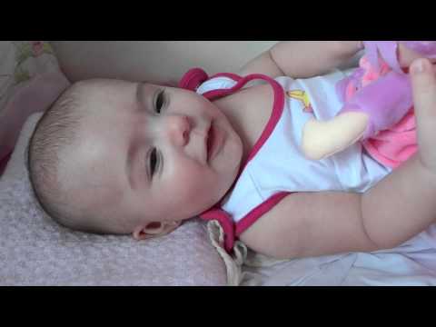 Mariana no berço com a beijoqueira