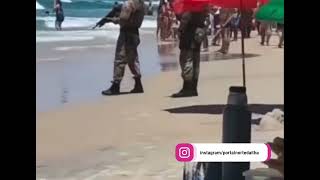 Policial militar entra no mar para prender bandido 