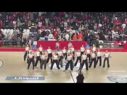 L’esibizione della dance crew del liceo Manzoni di Varese alla partita della Openjobmetis
