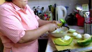 preview picture of video 'Patricia makes Nicaraguan Guacamole'