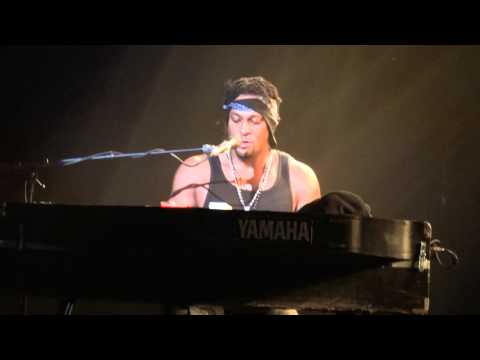 D'Angelo - Higher (Live @ Zénith Paris) [2012-01-29]