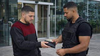 Download lagu Seorang pria biasa menemukan dompet penuh uang… dan mengejutkan semua orang 😱💛 mp3