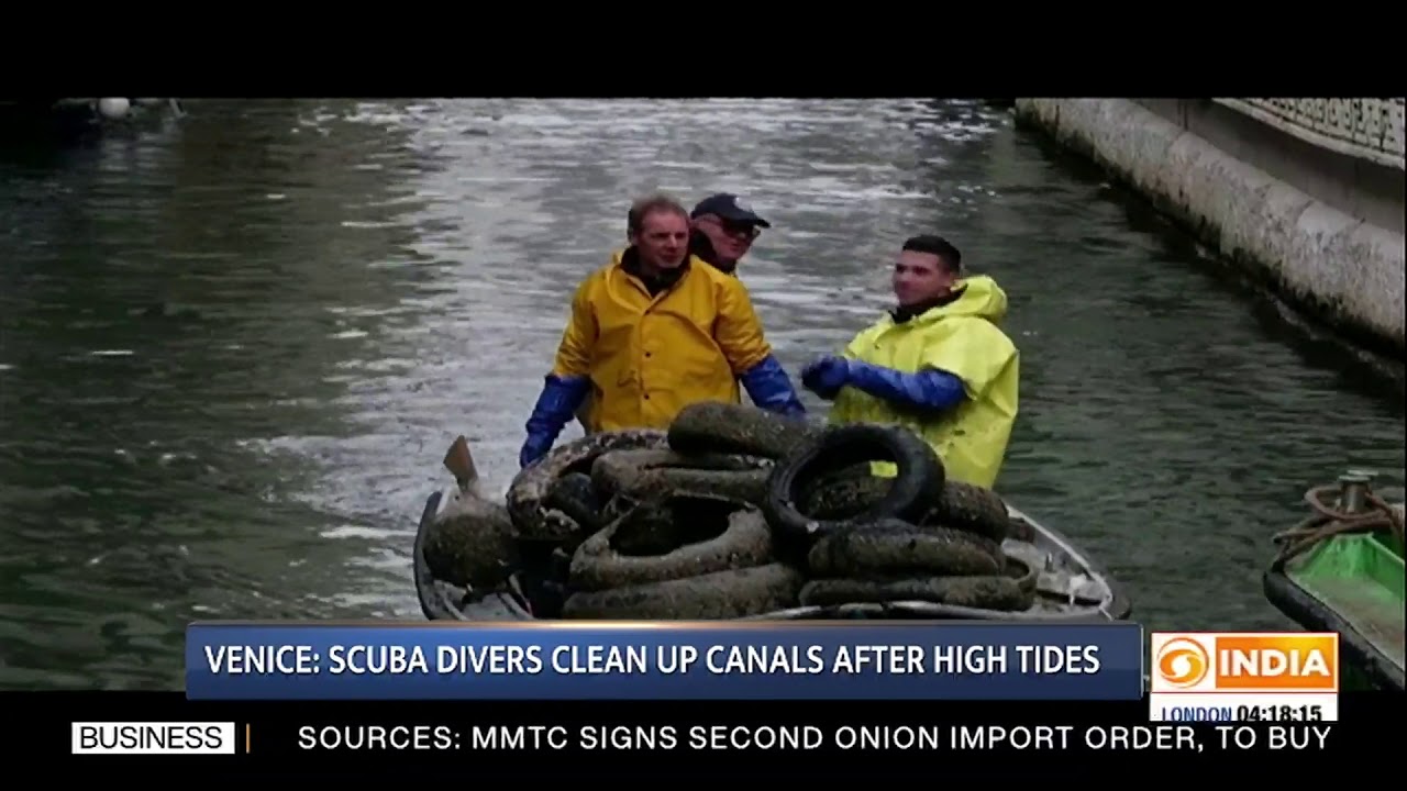 Venice: Scuba divers clean up canals after high tides