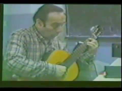 Anibal Arias toca el tango " Caminito"
