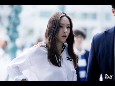 150402 Krystal at Bausch + Lomb Fansign & Krystal hug a fan