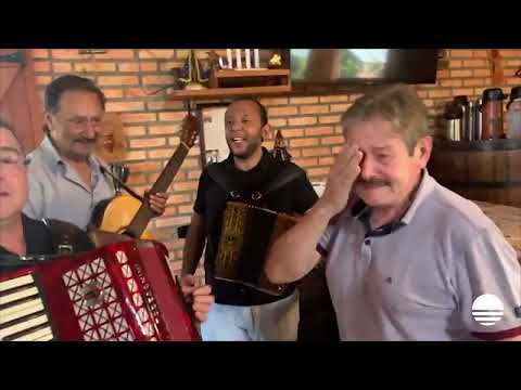 On his birthday, Gildinho receives a surprise tribute from his friends.