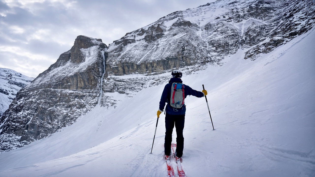 Alpiniste dans un couloir enneigé