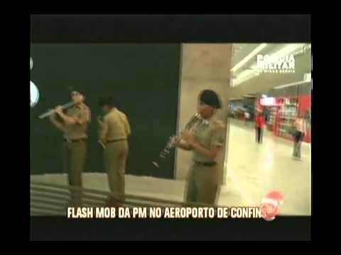 Flash mob da PM surpreende passageiros no aeroporto de Confins