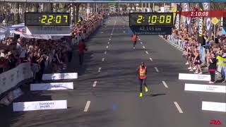 Marathon runner crawls across line in dramatic finish (EXTREEM DETERMINATION)