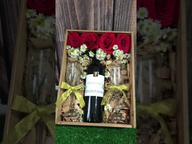 Vídeo relacionado con Tissting Caja de Vino de Madera, Impreso Patrón de Alcohol Botella de Regalo Embalaje Champagne Almacenamiento para Navidad, Cumpleaños, Boda, Día de San Valentín, Aniversario