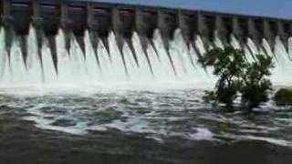 preview picture of video 'Lake Whitney Dam during the July 2007 flooding'