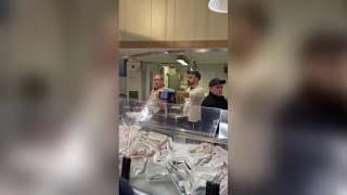 L'asta del pesce al negozio Eataly Lingotto di Torino. Un ciclo di incontri per imparare a scegli...