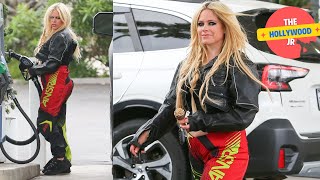Download lagu AVRIL LAVIGNE STOPS TO REFUEL HER TRUCK AND GRAB SOME ICE CREAM FOR THE ROAD! mp3