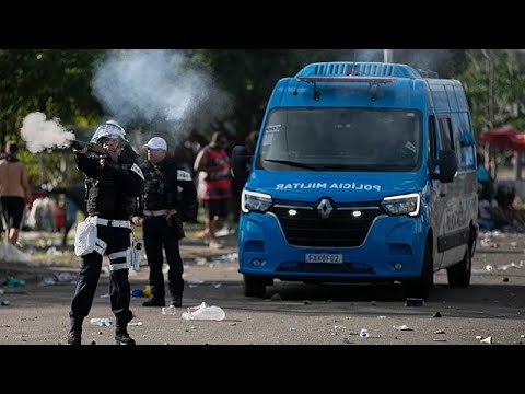 Flamengo fans clash with police at Rio airport