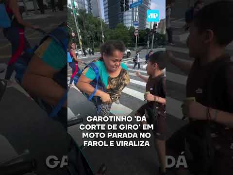 Garotinho 'dá corte de giro' em moto parada no farol e viraliza #shorts