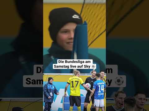 Kuriose Szene: Balljunge greift ins Spiel ein! 😅