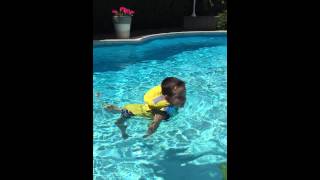 Kinder Rettungsweste Chico im Wasser