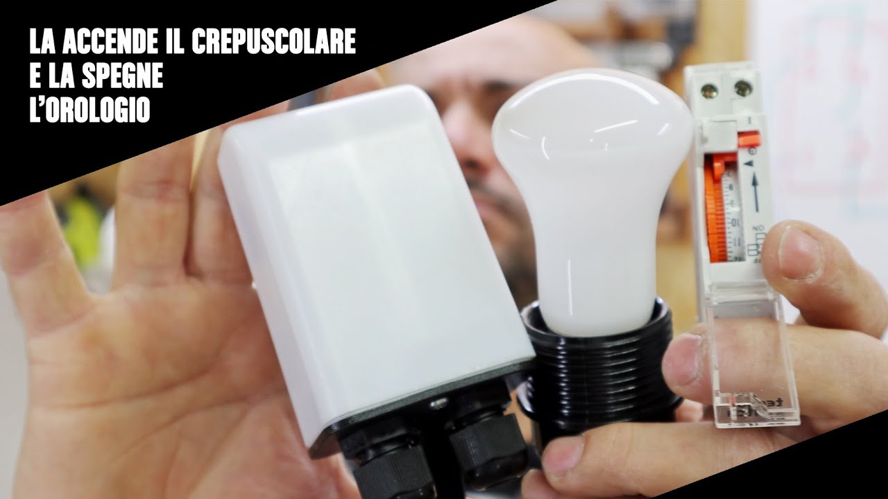 Watch Now La accende il crepuscolare e la spegne l'orologio La accende il crepuscolare e la spegne l'orologio