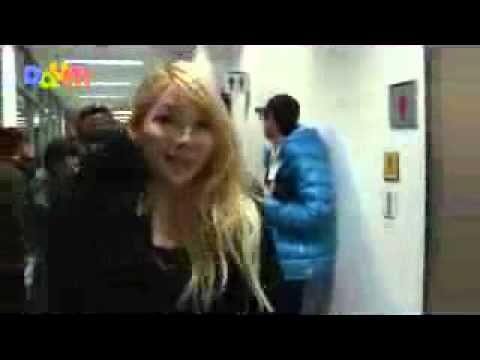 110219 2NE1 Backstage @ DMF 3