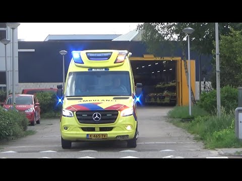 Ambulance met spoed naar melding in Haarlem