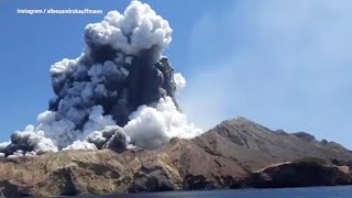 Volcano erupts New zealand/White island 9 December 2019