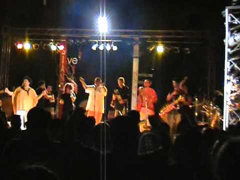 Ospiti di Enzo Avitabile e i Bottari di Portico per una grande tammurriata con fronna iniziale