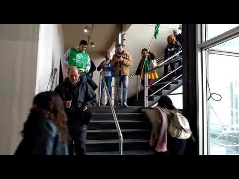 Ruidosa protesta de municipales y ATE en la Torre 1