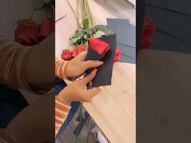 Vídeo relacionado con Mr Mrs - Juego de 2 tazas de café de cerámica con cucharas para café, té, agua, regalo para San Valentín, aniversario de boda, fiesta de compromiso, Navidad