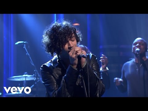 The 1975 - The Sound (Live on Jimmy Fallon)