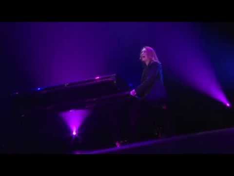 Sandrine Alexi imite les stars