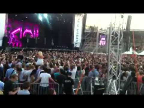 Avicii Live Playing The Real Thing ft Shena . Festival