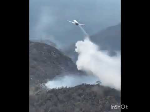 CÓRDOBA descarga de agua en el incendio de Guasapampa el Boeing 737 FireLiner .🎥 @pilotsonfire.cba