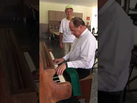 Dom Walmor tocando e cantando