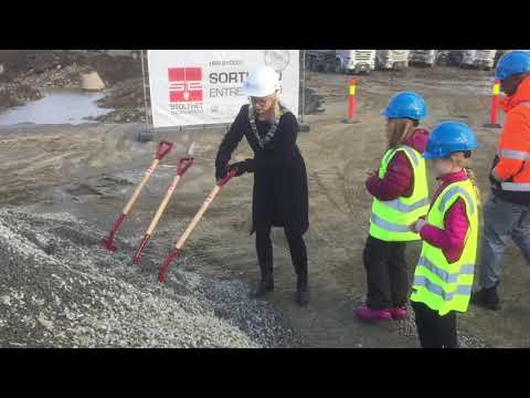 Første spadetak på nye Stokmarknes skole