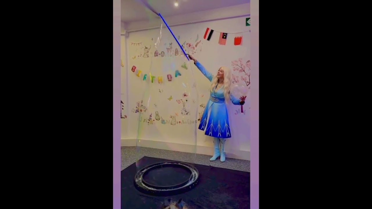 Snow Princess Bubble Show in Vienna | Giant Bubble Moment