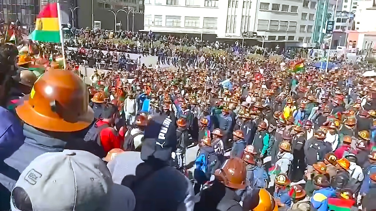 Policía gasifica Marcha de Mineros y Maestros que exige la renuncia de Rodrigo Paz