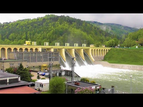 Zapora  Porąbka- Zrzut wody z Jeziora Międzybrodzikiego.