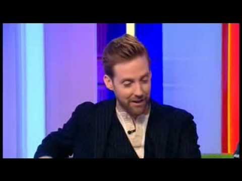 Ricky Wilson talks about being Mugged the Kaiser Chiefs [ with subtitles ]