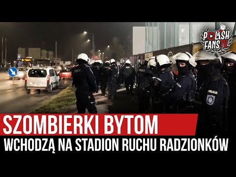 Szombierki Bytom wchodzą na stadion Ruchu Radzionków (15.11.2019 r.)