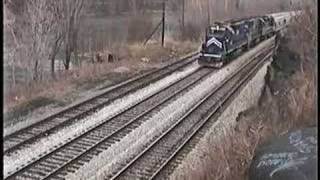 preview picture of video 'CSX and Wheeling & Lake Erie trains - Connellsville, PA'