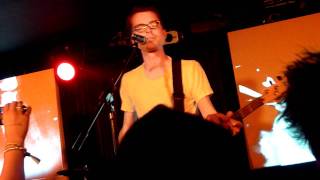Tom Vek - I Ain&#39;t Saying My Goodbyes (live at Manchester Ruby Lounge, 13 June 2011)