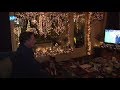 Jan heeft zijn complete tuin en huis versiert met 5.000 lichtjes