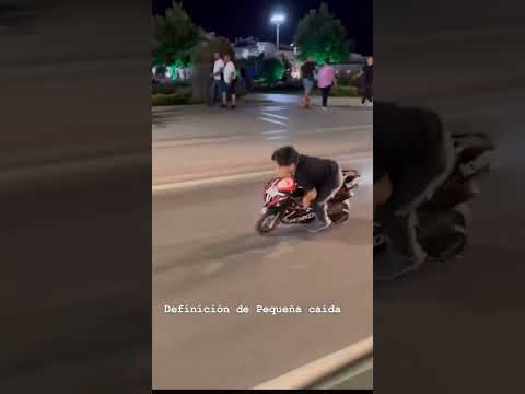 Necesitamos una pequeña Ambulancia 🚑 #motos #bikers #accidente #comedia #risa #caida #autos #motores