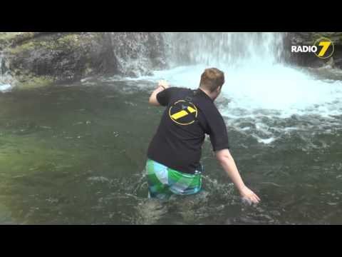 Radio 7 Entdecker Tour - Nico badet unter den Scheidegger Wasserfällen